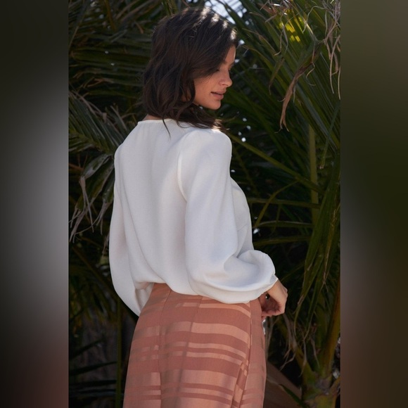 NWT-Long Sleeve Relaxed Fit Criss-Cross Lace Up Crochet V-Neck Detail Blouse - Picture 5 of 6